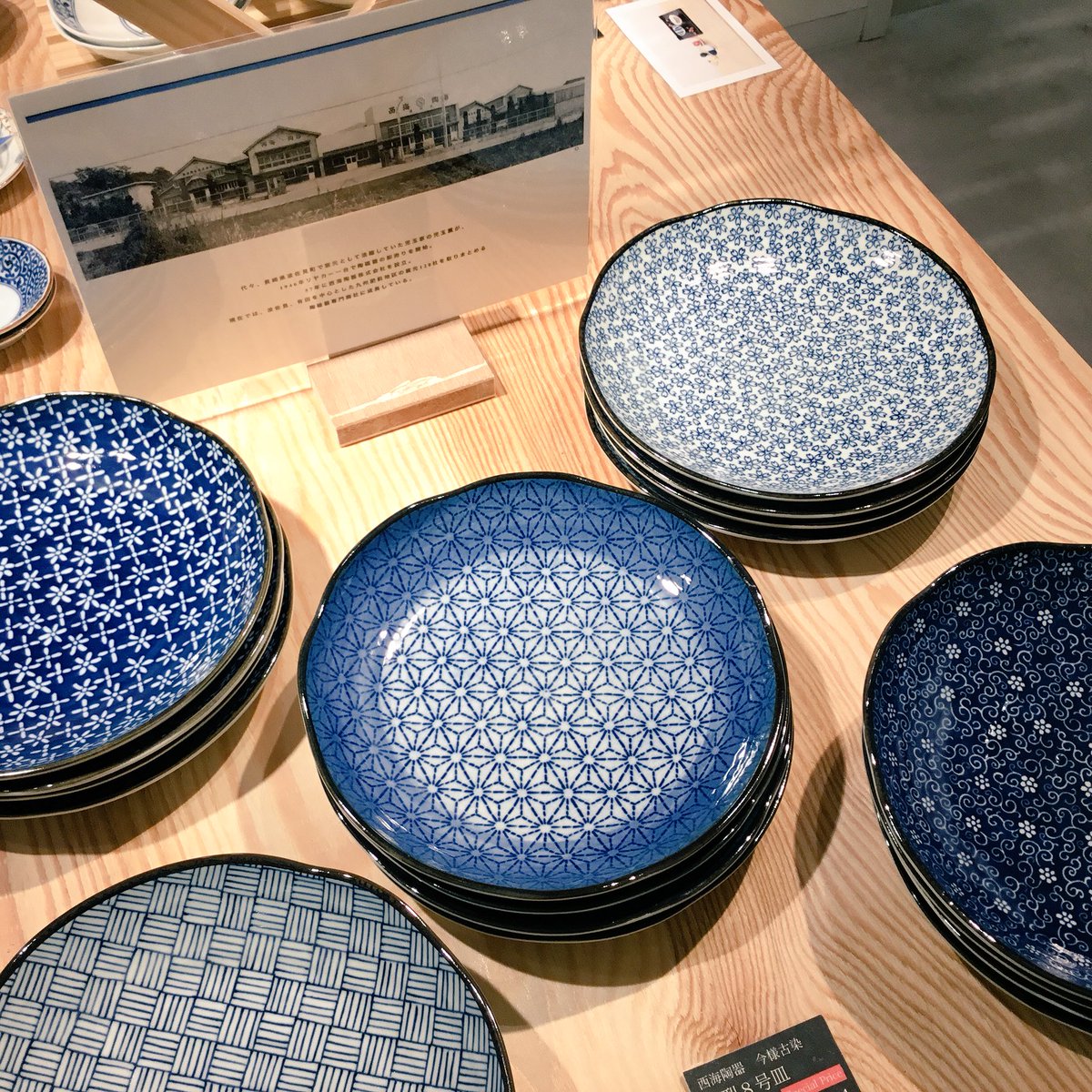Dotscoppice's tweet photo. 【再入荷】
本日長崎県より波佐見焼のうつわを再入荷致しました。
染付の和���器には夏野菜の彩りがとっても良く映えます。
赤や黄色や緑、もりもり食べて夏の恵みを楽しみましょう。
#dots #吉祥寺 #和食器 #波佐見焼 #長崎県 #夏野菜 #染付 #うつわ https://t.co/TLmPMVDkN6