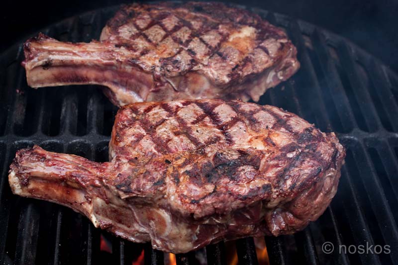 Omdat het warme weer voorlopig aanhoudt. Voor dit weekend een mooie tip voor op de BBQ: de ribeye. Het liefst met bot (= Côte de Boeuf)

#foodporn #foodie #bbq #angus
