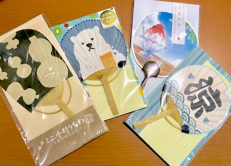 小田急百貨店 町田店 公式 ひと時の涼を 封書で送りませんか 7階 鳩居堂 では 封筒に入れて郵送できる うちわ カード をご用意しております ビールジョッキを持ったシロクマやカキ氷が描かれた竹製のうちわは ちょこんと飾っておくのも可愛らしい 小田急百貨店 町田店 公式 ひと時の涼を 封書で送りませんか 7階 鳩居堂 では 封筒に入れて郵送できる うちわ カード をご用意しております ビールジョッキを持ったシロクマやカキ氷が描かれた竹製のうちわは ちょこんと飾っておくのも可愛らしい