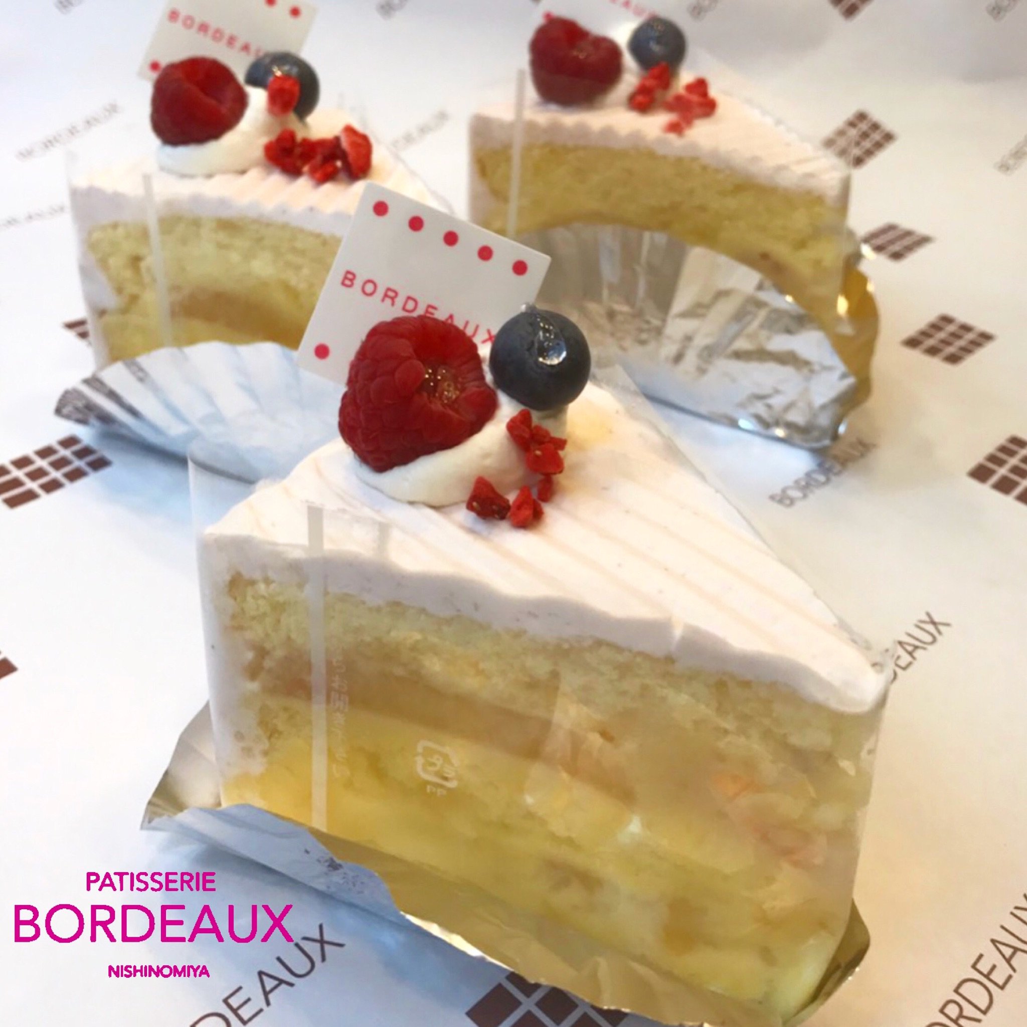 ボルドー西宮 桃のショートケーキ 380税込 季節限定商品 のご紹介です 旬の 白桃 をカスタードクリームにたっぷりサンドしたみずみずしいショートケーキ ボルドー西宮 ボルドー今津 Jr西宮駅 西宮ケーキ屋 ケーキ屋ボルドー