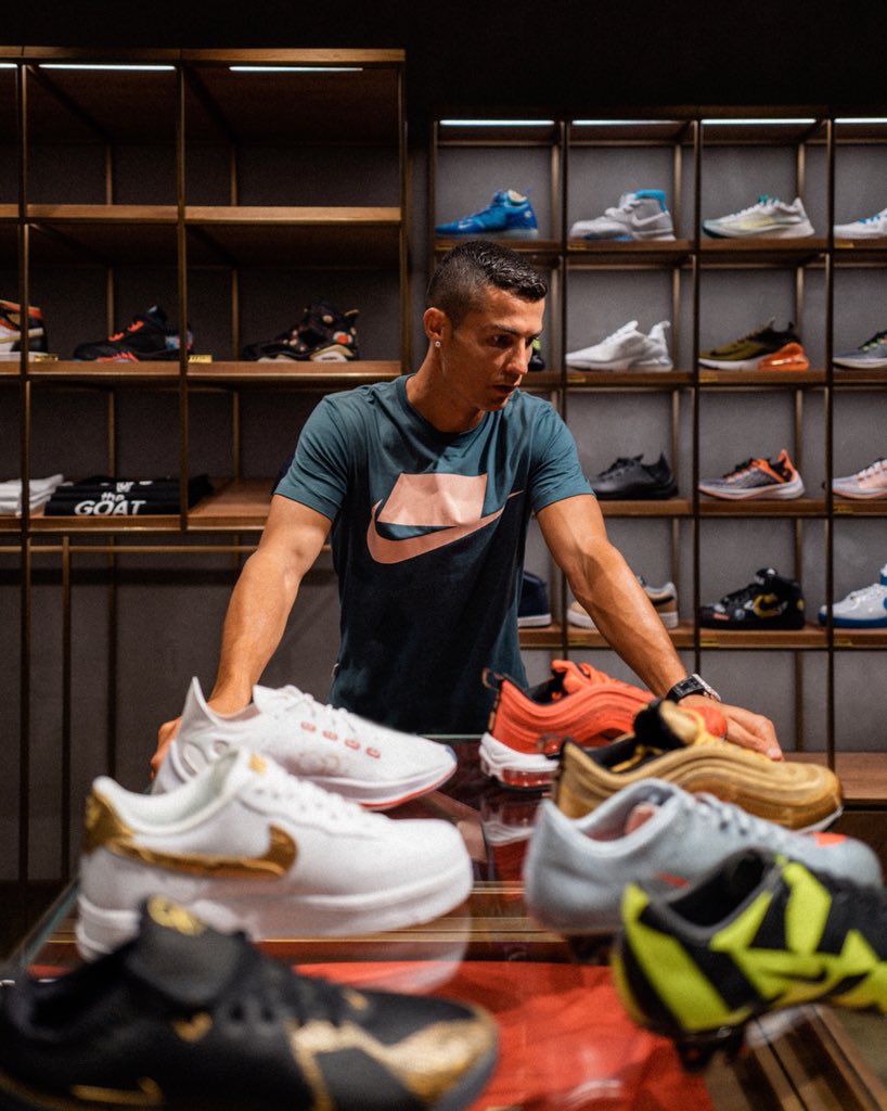 Confidence in style. Checking out some of my favorite #Nike sneakers 💪
#NikeFootball #CR7 #CR7Tour