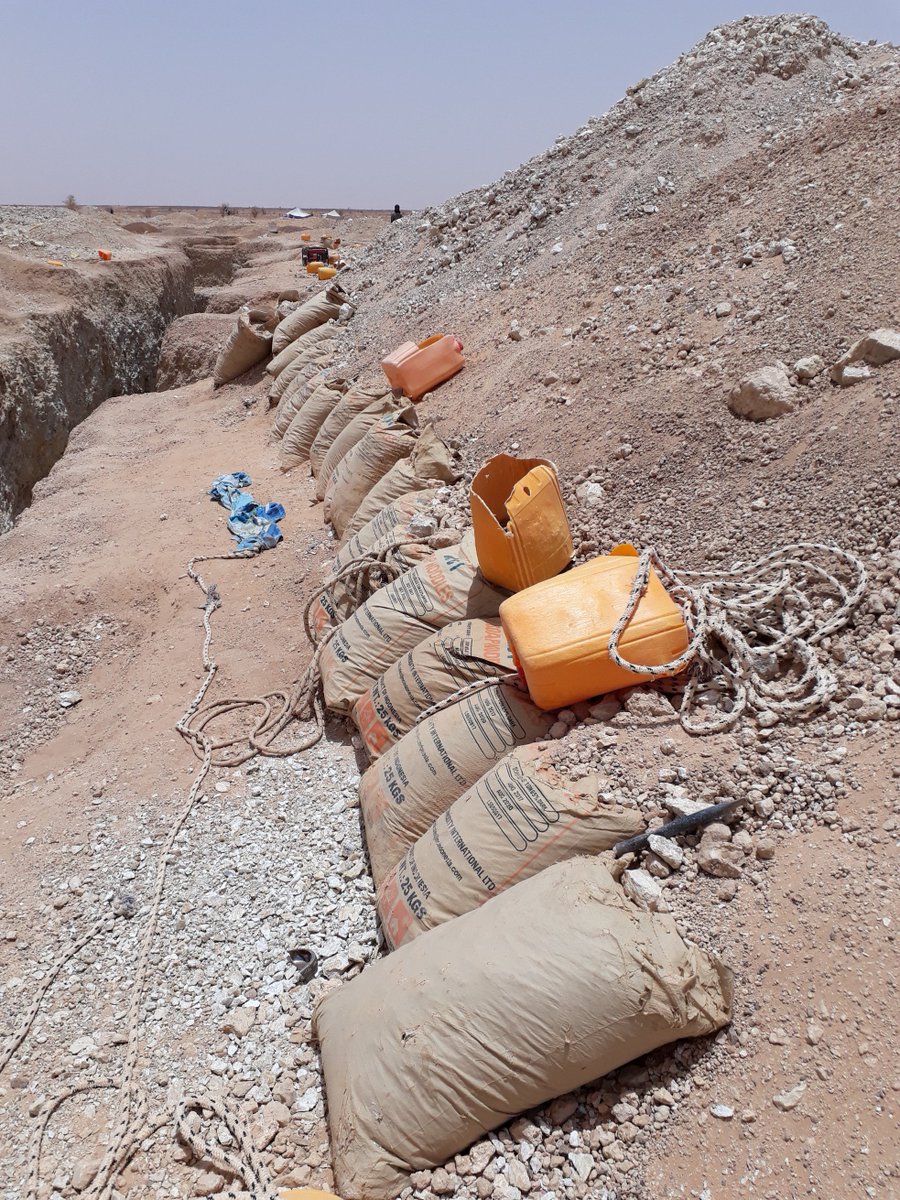 andre_ufer's tweet photo. Artisanal mining at times serves as great compass for #gold #exploration: On a recent trip to Mauretania I saw this artisanal community - working on a vein system with 6g/t Gold. #Algold is exploring just round the corner - seems their ressources will be expandable. https://t.co/o76Z88A0YO