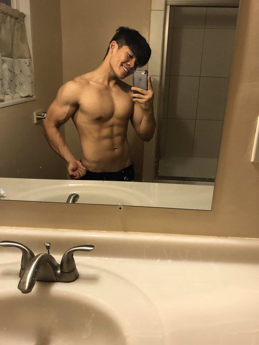 bb_thang's tweet photo. 165 to 148 lbs, glad i Started this fitness journey back in HS. Follow my   Fitness acclunt on insta @bblifts 😊 https://t.co/lmp0jXR4k7