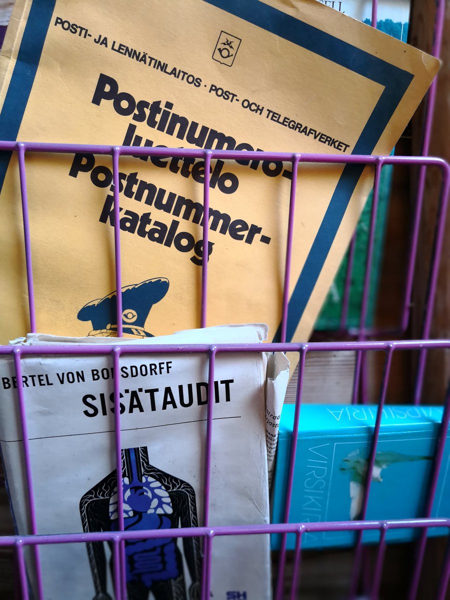 tosentti's tweet photo. Huussilukemista. #sisätaudit #postinumerot #virret #loma #Ristiina https://t.co/GJN6R4Trsl