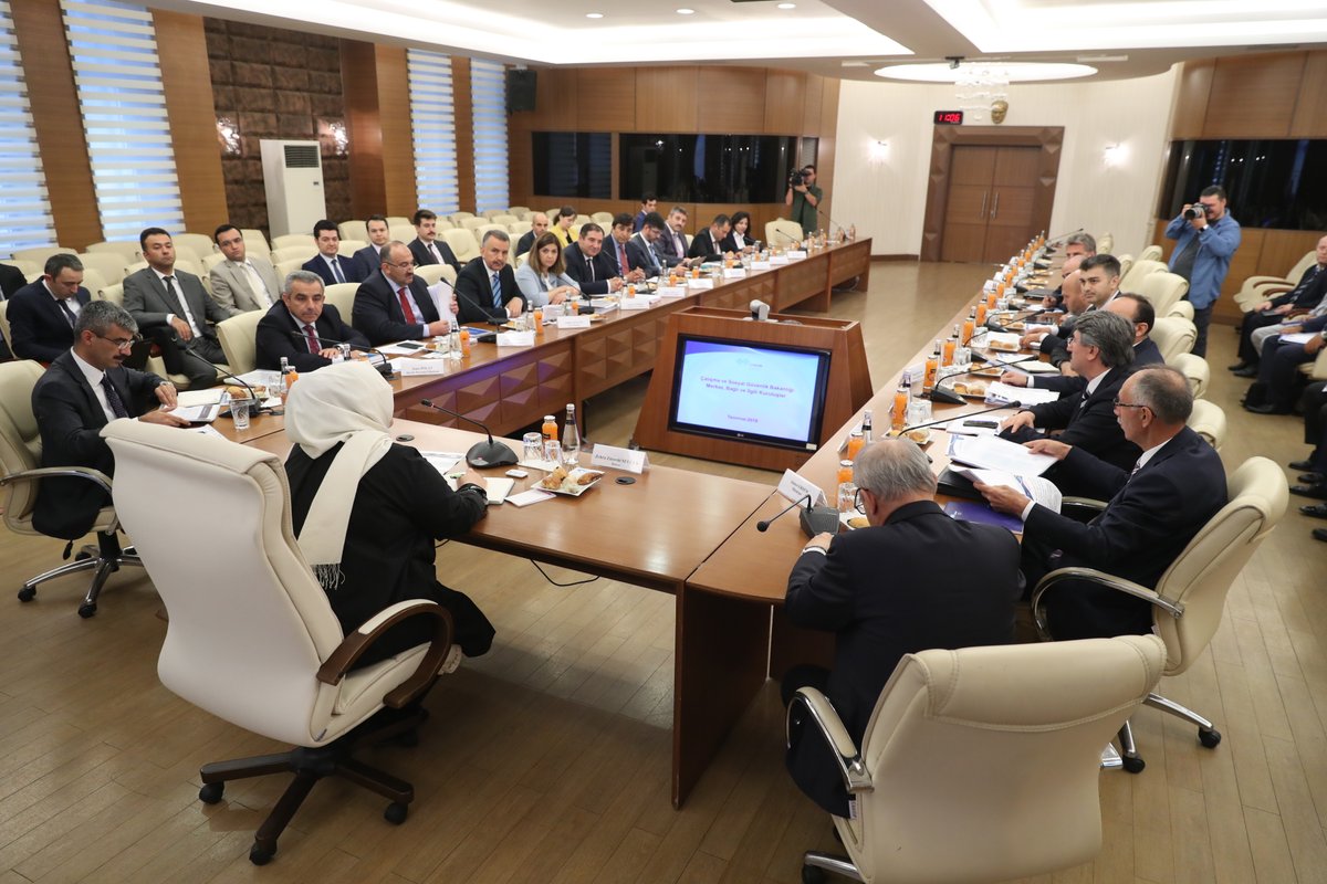 ZehraZumrutS's tweet photo. Çalışma arkadaşlarımızdan bakanlığımız birimleri ile alakalı bilgi almaya devam ediyoruz... https://t.co/EEzfKdlGQ5