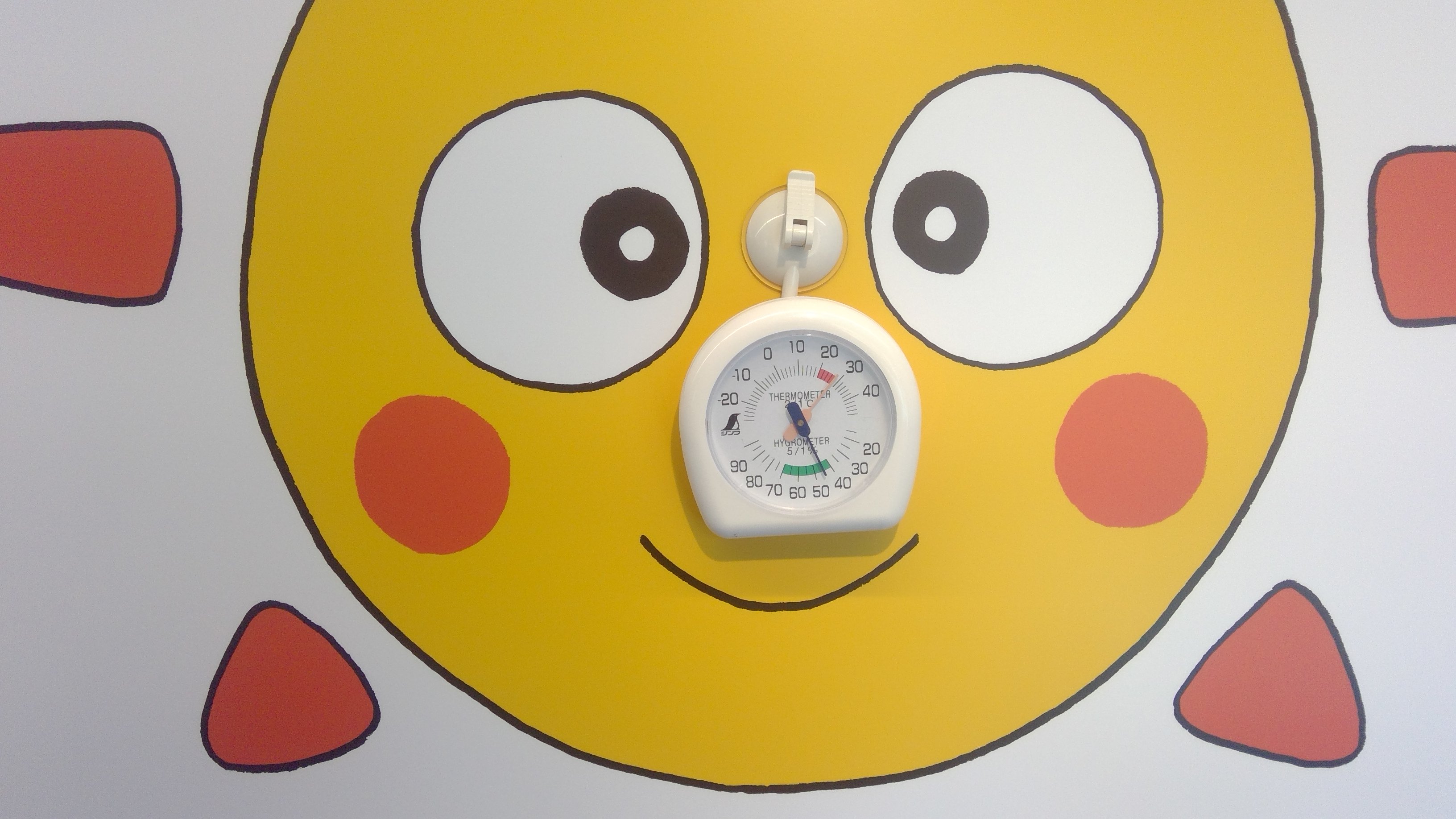 すいそ学びうむ 暑い とっても熱い 焦げそうですね ふと目に入った温度計で測ってみると 1枚目 館内 28 2枚目 屋外 50 4枚目 イベントのチラシ 外から戻ると 28 でも寒く感じます 来週末からはイベントラッシュ ご