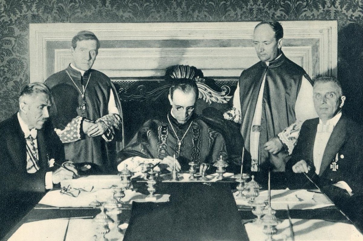rutahistoriafm's tweet photo. #TalDíaComoHoy 1933 Concordato del Reich entre la Santa Sede y el III Reich, firmado por el Cardenal Secretario Pacelli, futuro Pío XII, y el vicecanciller alemán, Von Papen, que obliga a los sacerdotes y las asociaciones religiosas a abstenerse de cualquier actuación política https://t.co/cm412lMObx