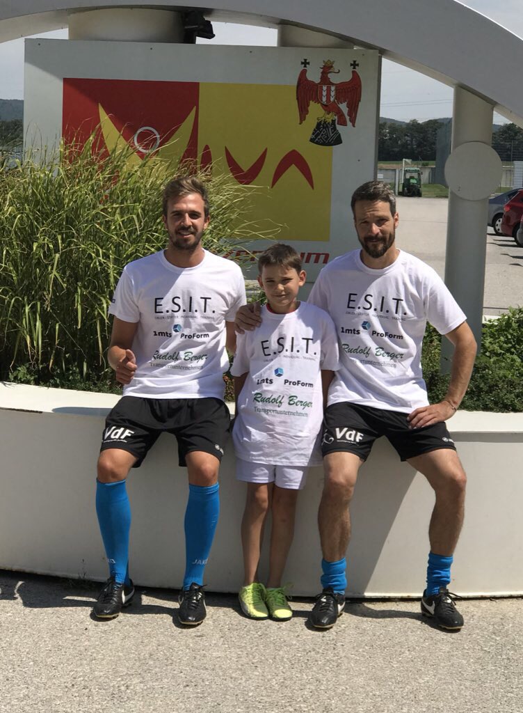 elitefs2016's tweet photo. @OliverLederer7, @BerndEibler und Luca haben schon mal die Camp Shirts für euch getestet🤩
🔜 Am Montag ist es endlich wieder soweit.... ESIT- Sommercamp 2018 in Rohrbach🔥 ⚽️

Wir freuen uns schon auf die Camp- Woche mit den Kids!🙏🏼

#esit #sommercamp2018 #letthemplay https://t.co/KG3F4jKej1
