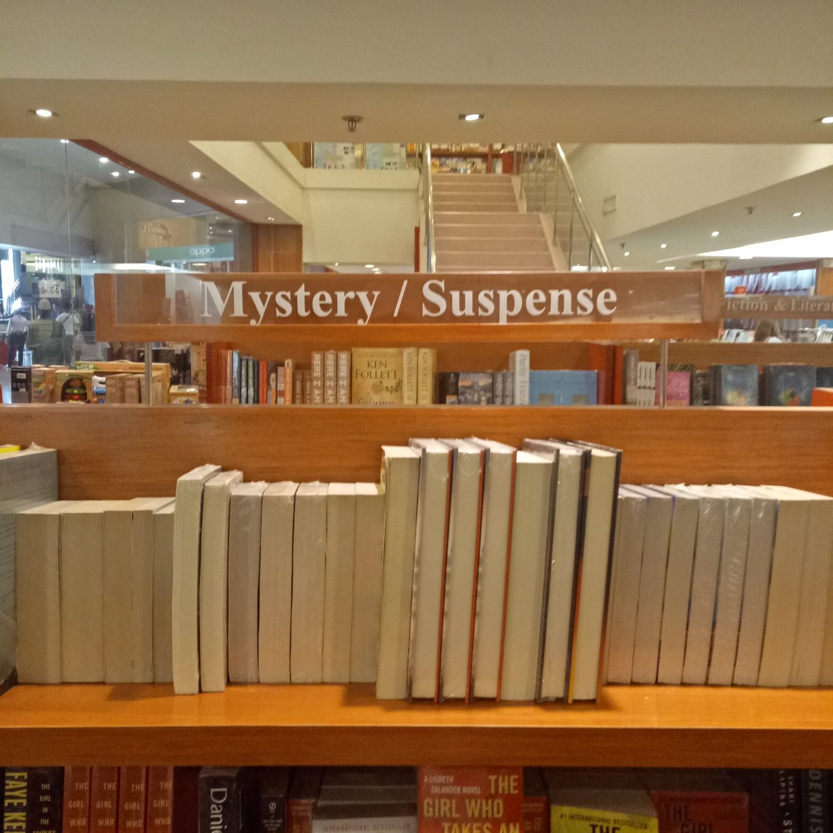 Rak buku di Mal Gaisano