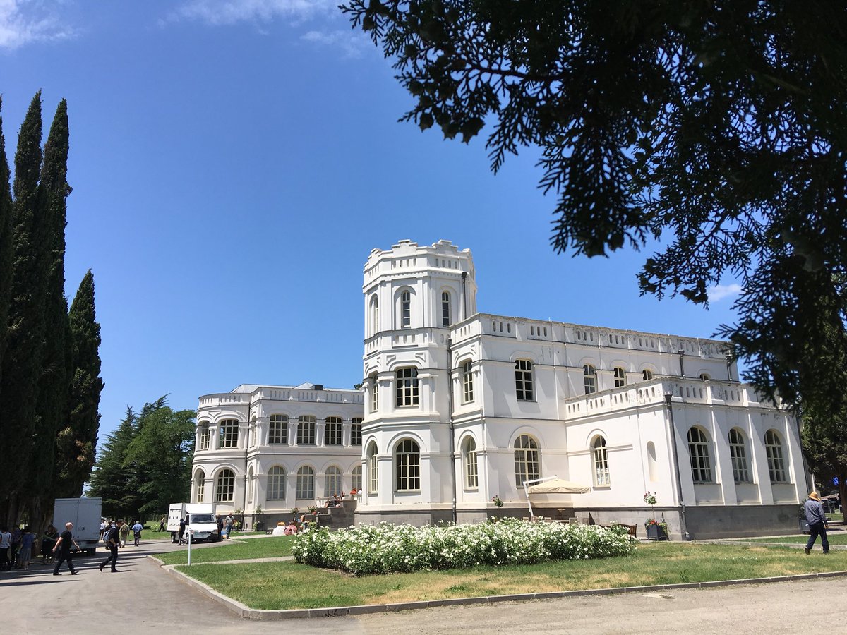 ACatInParis's tweet photo. Bonjour chaps, time for a game of Where In The World? 🌍
1. a very French-influenced chateau / winery
#wherescat @EuropeF24 https://t.co/9h405qxq9Y