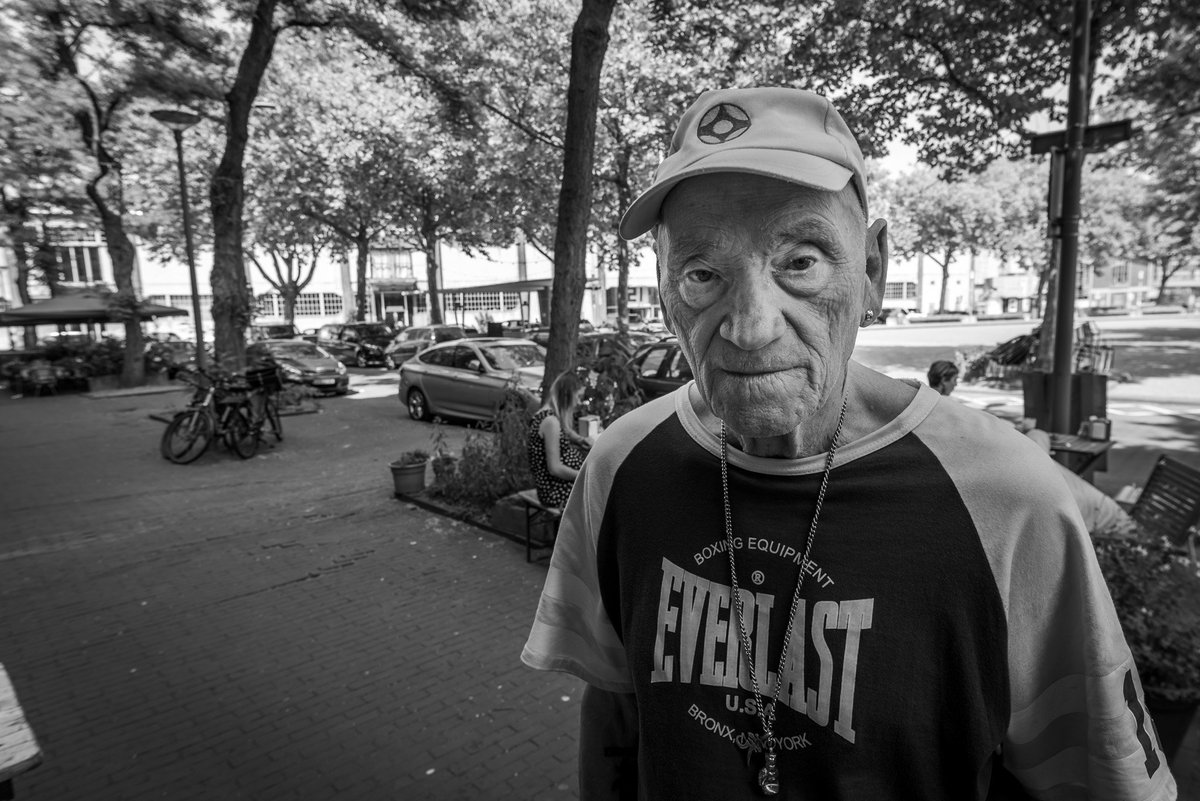 Remco_Gielen's tweet photo. Tijdens mijn werk in #Rotterdam fotografeerde ik Jaap, voormalig bokstrainer van  #Boxing ’82 uit Rotterdam-Zuid. Op Youtube (https://t.co/xOP94knlNo) kun je een 5-delige reeks bekijken over deze legendarische boksschool. https://t.co/KBgztDBZoC #photography #humanintrest https://t.co/KQHCli9n69