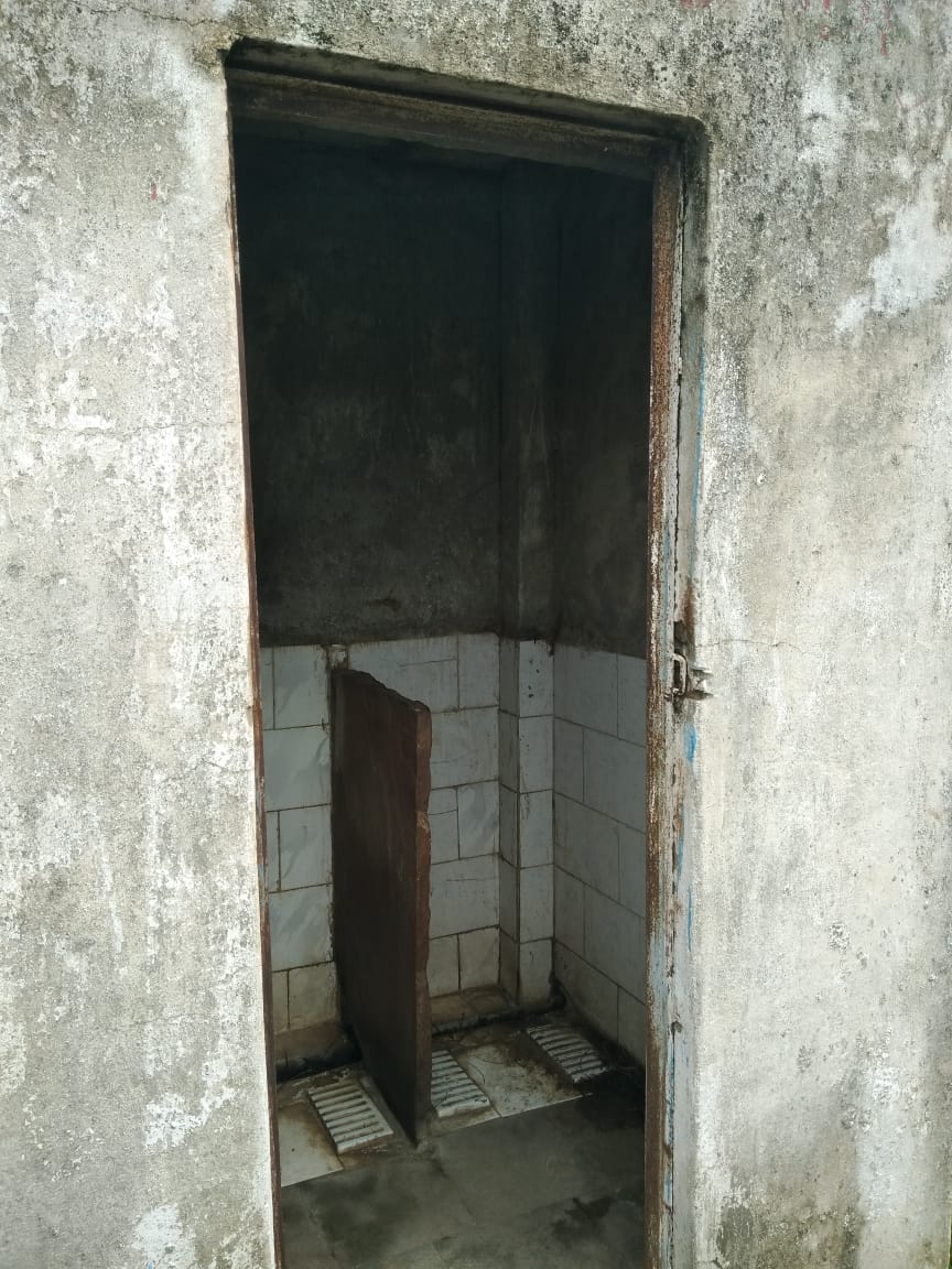 Sourcasm_'s tweet photo. This is the Reason why MP needs @AamAadmiParty

 Toilets in                       Toilets in
Delhi Govt                       MP Govt
 Schools                          Schools https://t.co/aJtiKyaBZ4