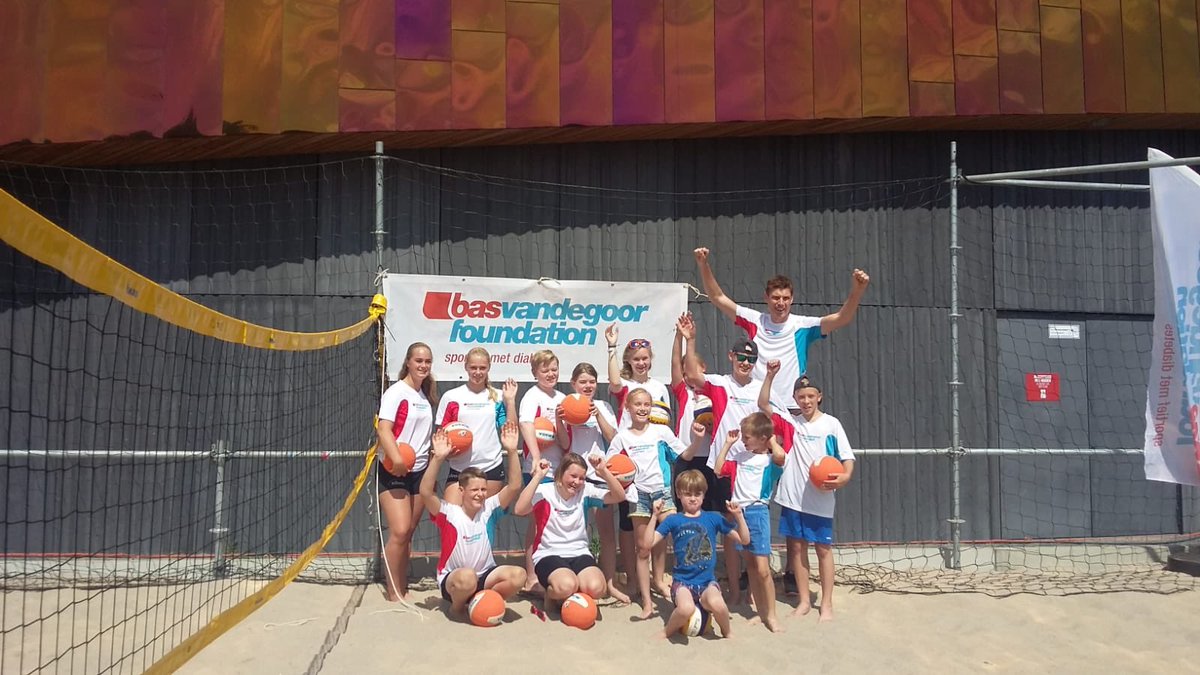 .@basvandegoor geeft vandaag een volleybalclinic in Den Haag aan kinderen met diabetes. Daarbij bespreekt de <a href="/BvdGF/">bfhd vdgf</a> ook hoe deze kinderen om kunnen gaan met diabetes. #Volley2018