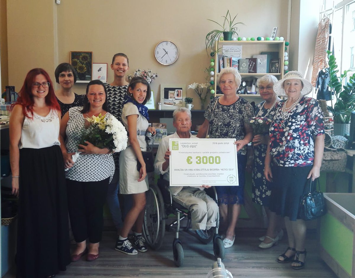 20.jūlijā notika svinīgā čeka pasniegšana Mālpils biedrībai “Notici sev!”, kura savā īpašumā ieguva 3’000 EUR invalīdu pacēlāja iegādei kurš nodrošinās iespēju cilvēkiem ar kustību traucējumiem peldēties Mālpils peldbaseinā.