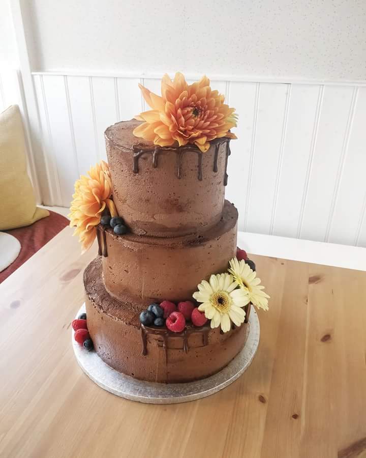 We would have been VERY happy if our previous jobs celebrated company anniversary events with three tier vegan cakes .. 😒 Inside: Chocolate and Raspberry 👌#vegan #bristolvegans #bristolfood #cake #veganfood #vegancake