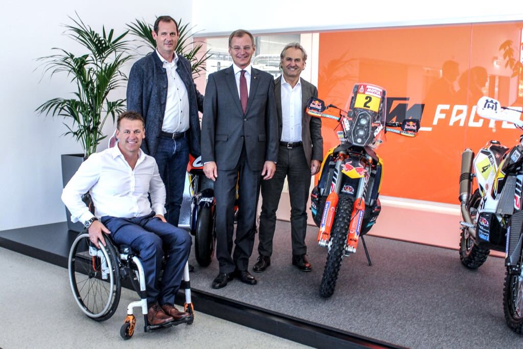 Great to see that Upper Austrian governor #ThomasStelzer shows interest in our work. 🏭🇦🇹👍

#KTM #READYTORACE #GivesYouWings