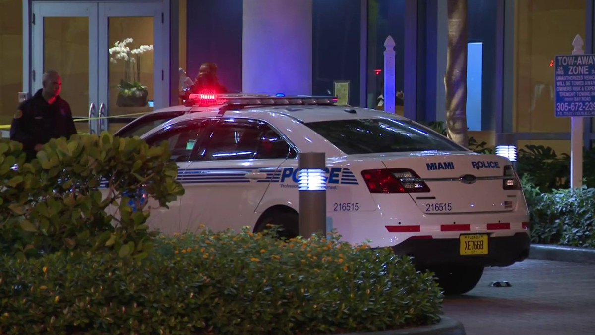 Man found shot to death inside Miami high-rise condo bit.ly/2mxrXRE?utm_so… https://t.co/rJMjT7SBCi