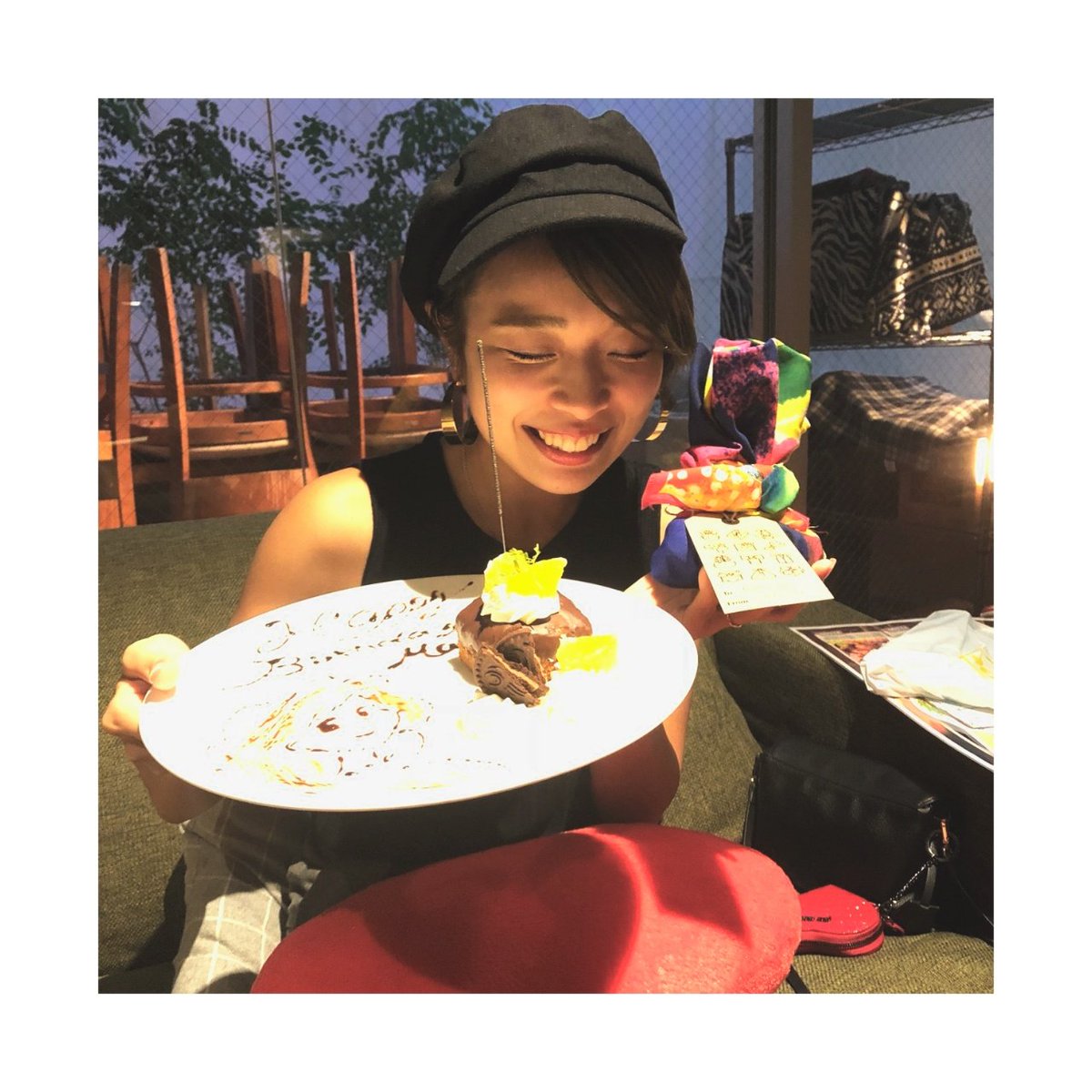 lip_mana's tweet photo. サプライズしてもらって
まじで嬉しかったー😂🌈🌼💜

小学校から一緒の二人に
お祝いしてもらうのはまたちゃう！
ほんまにだいすき！！ありがとう😢 https://t.co/rZcM3ZMX7E