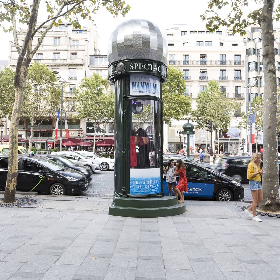 ubi_bene's tweet photo. A l’occasion de la sortie de #MammaMia2, Ubi Bene transforme une colonne Morris en cabine de karaoké pour @UniversalFR : rdv sur les Champs-Elysées jusqu’au 23 juillet pour donner de la voix ! https://t.co/kNneq71S8S