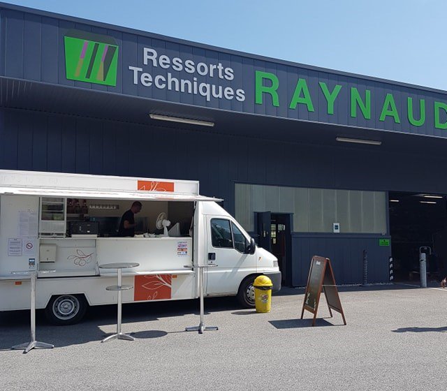 RaynaudRessorts's tweet photo. Soleil, Convivialité et un super Foodtruck @LeFlorrain pour fêter les vacances ce midi !
Au menu, frites fraîches maison, fricadelles et américain et de superbes quiches et pâtisseries de la marmotte gourmande tresserve.
Encore un super moment de partage et d'échange. https://t.co/cp9FStsM1I