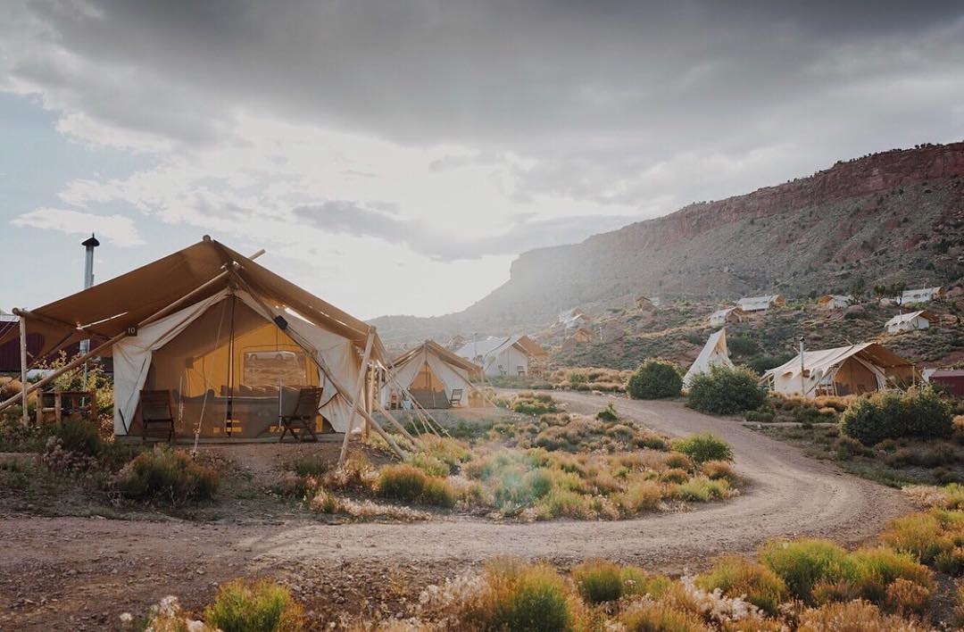 authenticlux's tweet photo. If you are keen on adventure and like hiking or just exploring the America's wild outback, then you must try #Glamping in @undercanvas Zion in Utah.
#worldofglamping #Glamping https://t.co/SSri6pLGeT