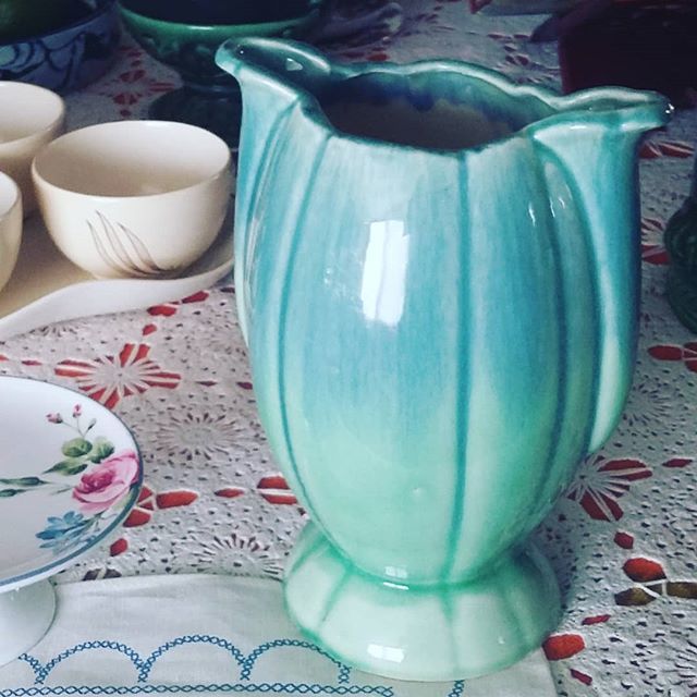 Tulip vase pos Diana pottery / Casey ware tbc -  only mark to base is a 9 / 6.
.
.
. . . . .
#australianpottery #vintageceramics #vintage #vintageperth #retrorocketwares #retrorocket_wares #retrorocket ift.tt/2uOH90g