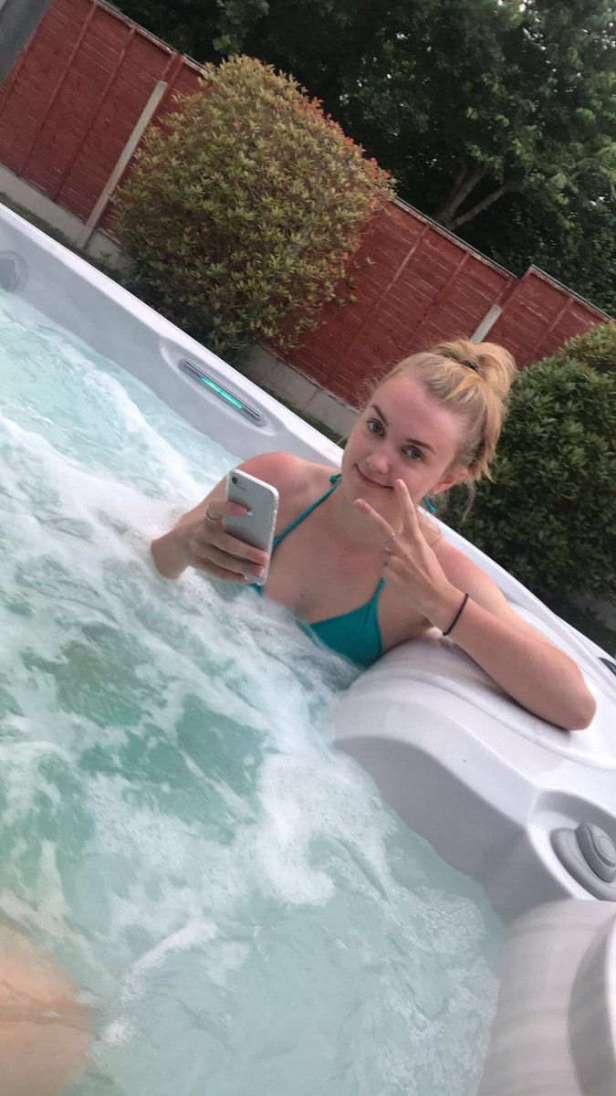 KatieElsom_'s tweet photo. Happy birthday to my ❤️ @louisamoore_ hope you have the best day ever! Love u lots💞🎉 https://t.co/EUz021at0L