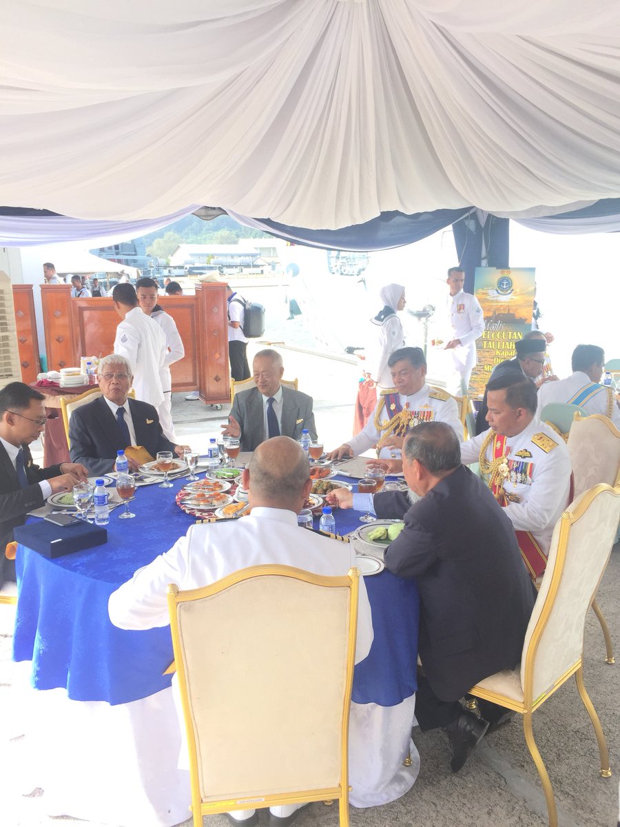 WismaSamudera's tweet photo. Bangga terlibat dengan sebahagian sejarah sempena perlucutan tauliah KD MUTIARA.  Majlis diakhiri dengan jamuan enak yang disediakan oleh WS.

@tldm_rasmi 
@MPA_Barat 
@MkPLTLDM 
@KDMUTIARA255 https://t.co/C3KBvX6BCm