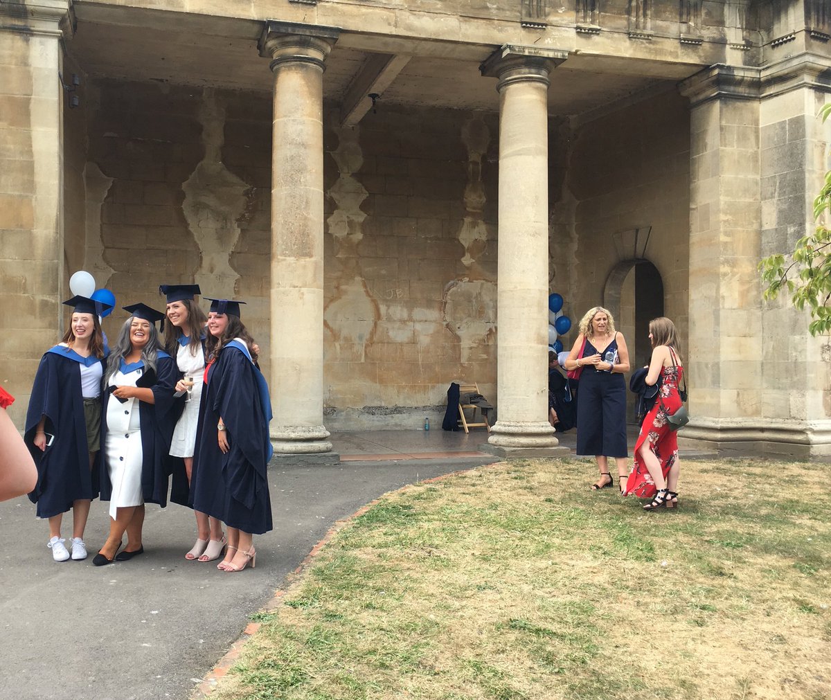 Congratulations to Bath Spa Uni Business Students, graduated yesterday and celebrated with a glass of bubbles in Parade Gardens 👩🏽‍🎓👨🏻‍🎓#parkevents #paradegardens