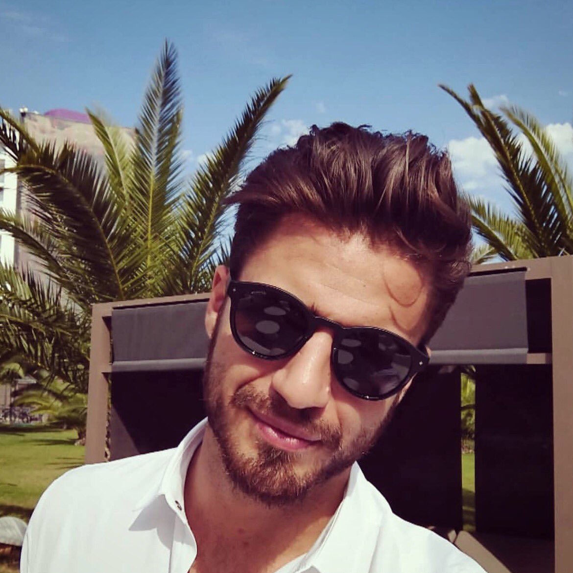eclipsun_shop's tweet photo. ¡Qué bien le quedan a Maxi Iglesias estas Polaroid!  https://t.co/cbHpWhyC6c https://t.co/M2wVbc4B5D