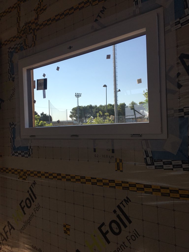 ohuidobro's tweet photo. Instalación #ventanaspassivhaus #ventanasmadera #ventaclim superconfort en obra #passivhaus en #loriguilla
Construccion de #entramadoligero realizado por #medgon construcciones passivhaus y un semisótano de #hormigon como siempre con cintas #siga https://t.co/a1qhl1yE9Z