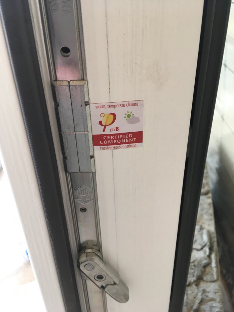 ohuidobro's tweet photo. Instalación #ventanaspassivhaus #ventanasmadera #ventaclim superconfort en obra #passivhaus en #loriguilla
Construccion de #entramadoligero realizado por #medgon construcciones passivhaus y un semisótano de #hormigon como siempre con cintas #siga https://t.co/a1qhl1yE9Z