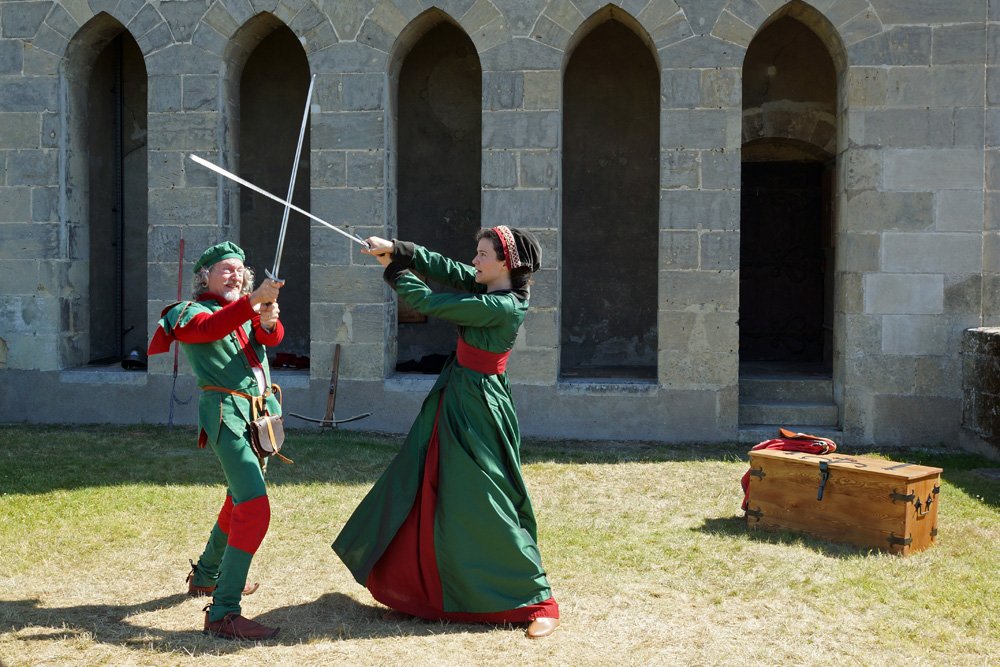 Les combats d'épée et le maniement du pont-levis, c'est du mercredi au dimanche au #château de #Langeais. Plus d'infos swll.to/Q1aD5u @tourainfopro @myloirevalley