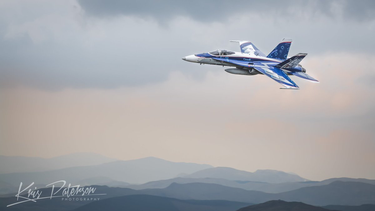 Sometimes you just get the shot right. I love this shot of the @CF18Demo Hornet coming through the hills of Wales last week.

#NORAD60 #WeHaveTheWatch #cf18demo #Hornet #FastJets @MachLoopLFA7 @MachLoopUK @TheMachLoop @RCAF_ARC @CF18DemoMedia @AFMonthly