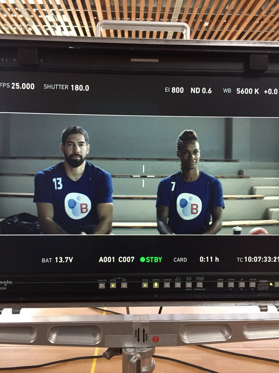 Dans la boîte <a href="/NKARABATIC/">NIKOLA KARABATIC</a>   <a href="/PineauAllison/">Allison Pineau</a> nos champions ! Superbe image de nos deux magnifiques champions du monde 2017 ! Fier des Bleues et des Bleus ! <a href="/Butagaz/">BUTAGAZ</a>