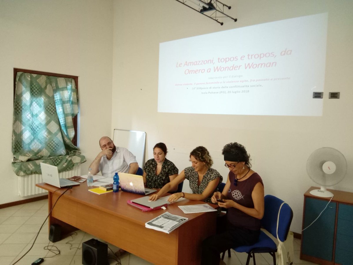rivistazapruder's tweet photo. #SIMposio2018 giorno due, cominciamo con Donne violente. Il genere femminile e la violenza agita, fra passato e presente. Coordina Liliana Ellena, dialogano Giuseppe Cilenti, Barbara De Luna, Chiara Stagno https://t.co/tSfkcuxYlO