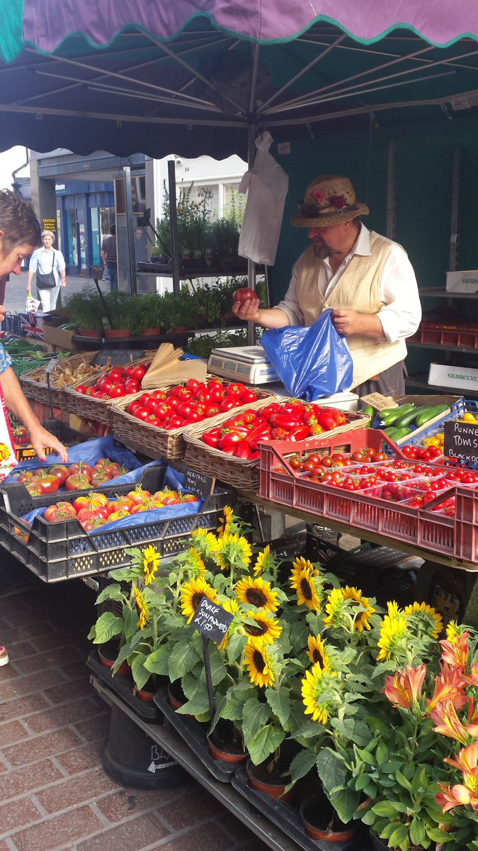 Fresh sweet locally grown tomatoes <a href="/ChiFarmMkt/">ChichesterFarmMarket</a> this morning until 2pm @blackdognurseries #buylocal #SummerInSussex #Chichester