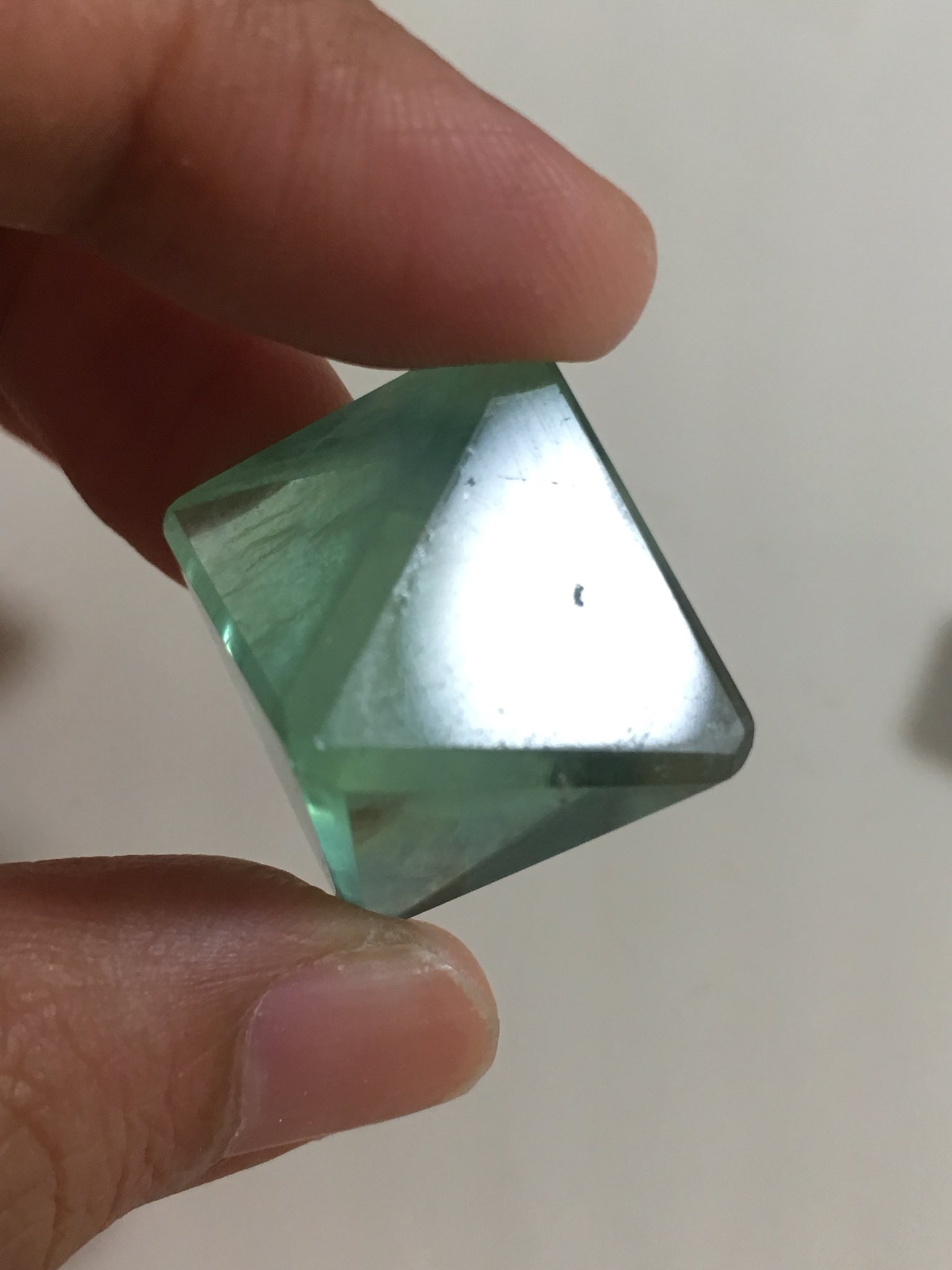 モールド作家 Mari Melgem ツバメさん Luckyswallowgem とこの研磨フィルムで一気に仕上げ ナニコレすっごい びっくりなツヤ 来月の石まにあに向けてどんどん加工します 天然石 Fluorite フローライト 蛍石 宝石 研磨 手磨き 魔女工房