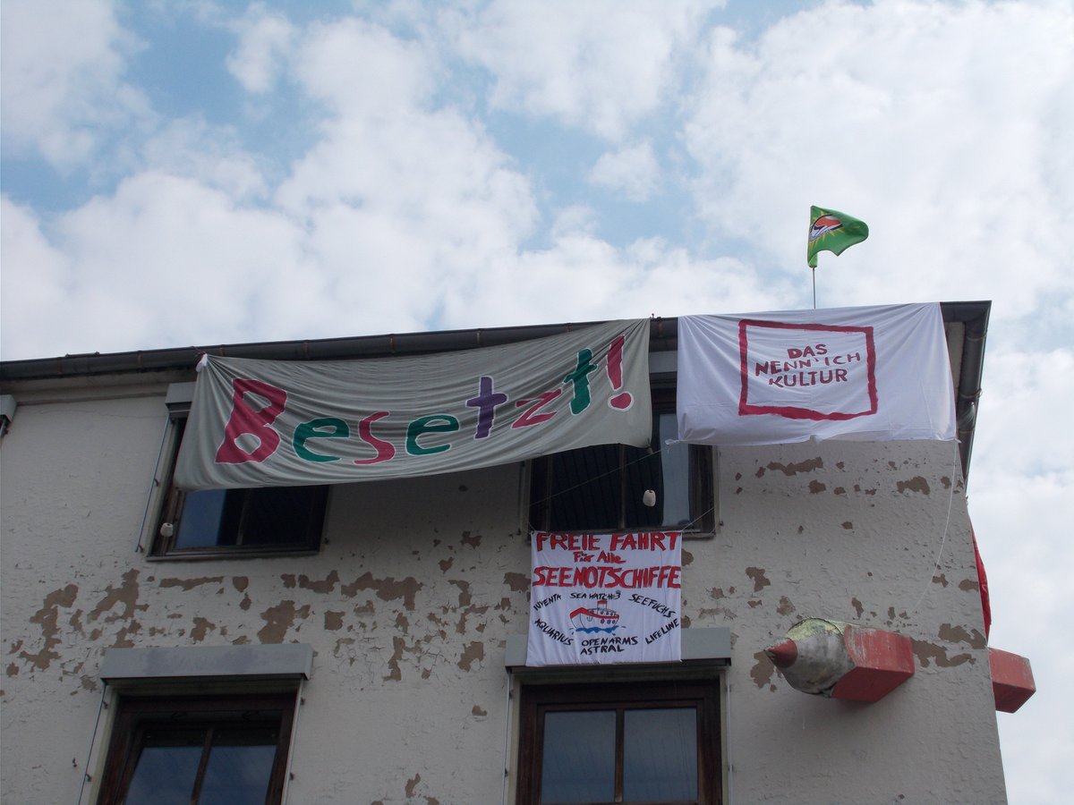 Guten Morgen aus dem #Bleistifthaus. Unser Haus ist um zwei Transpis reicher. Wir zeigen unsere Solidarität mit den Seenotschiffen im Mittelmeer! Außerdem haben wir unser Projekt als Kulturgut markiert, schließlich will #Hildesheim ja Kulturhauptstadt werden.