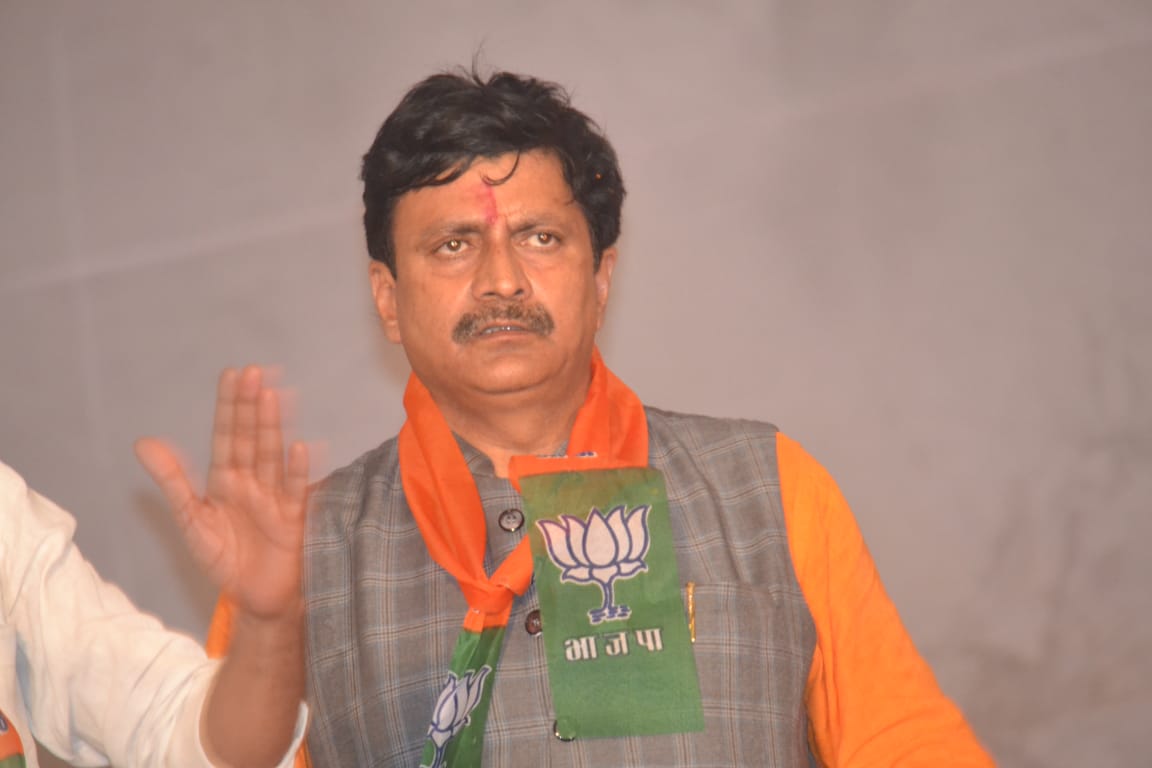 GaneshSingh_in's tweet photo. कल #जन_आशीर्वाद_यात्रा की सभा उचेहरा में हुई, जहां देर रात होने के बावजूद भी भारी संख्या में क्षेत्रवासी मा. मुख्यमंत्री श्री @ChouhanShivraj जी को आशीर्वाद देने के लिए पहुंचे और स्वागत किया। मा. मुख्यमंत्री जी ने जनता को संबोधित करते हुए अपने विचार रखे। https://t.co/hmUvWSTTE6