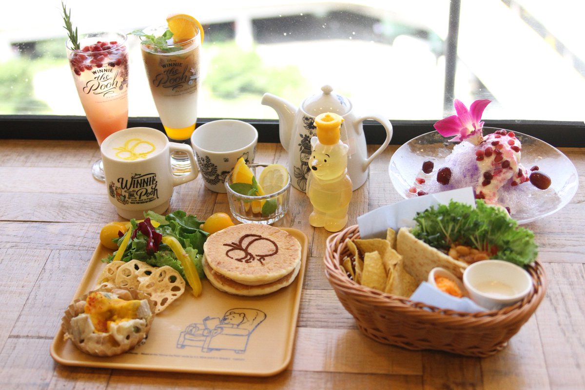 disneyjp's tweet photo. ／
#はちみつカフェ が
今年も期間限定オープン🍯🍴
＼

ヘルシーと自然をテーマとした期間限定オリジナルメニューや、���好きにもうれしい限定グッズなどが登場！

場所：小田急百貨店新宿店 本館10階「STORY STORY」
期間：9/30（日）まで
詳細は⇒https://t.co/bLQE8l1118 

#くまのプーさん https://t.co/emCHgE2wbJ