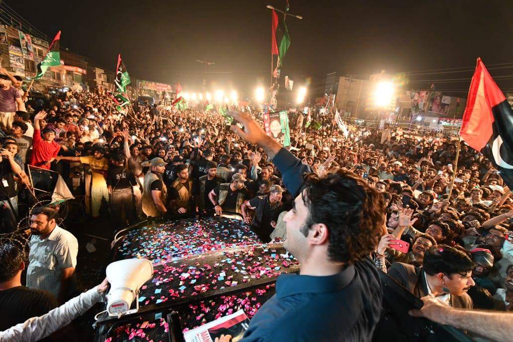 SardarEhsaanAbb's tweet photo. Lahore chanting 
Jiya Bhutto at 01:00AM 
Fully charged Crowed Welcoming Chairman #PPP @BBhuttoZardari 
#LahoreBhuttoKa 
#TeerChalaGa https://t.co/U5TCNjx74v