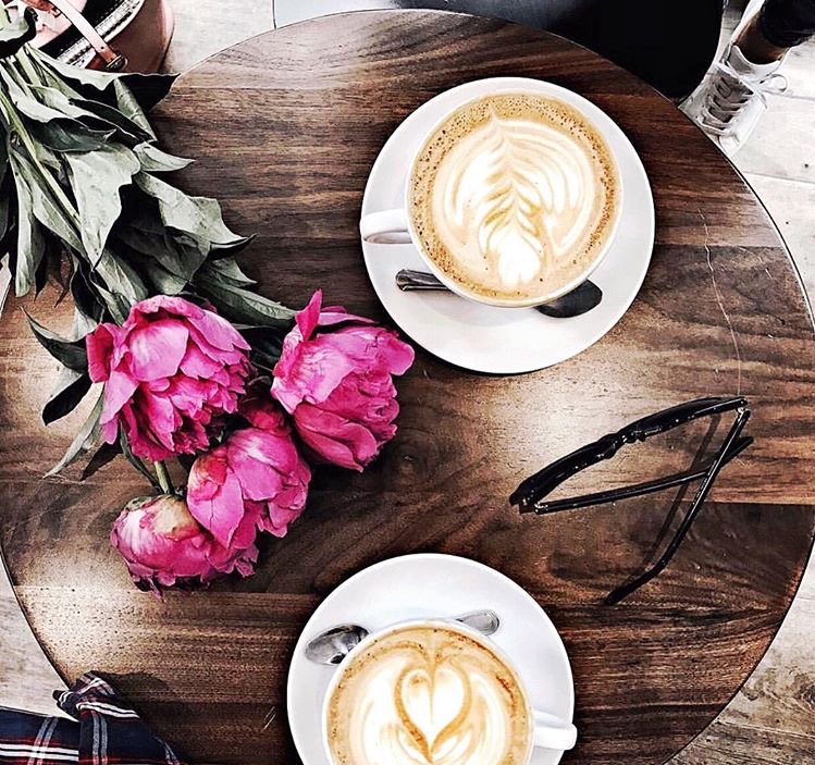 Good morning ☀ and happy Friday 🤞🏼We wish you a day and weekend full of sunny smiles and happy thoughts 💭 ... The Diplomat Hotel 
.
.
.
.
.
.
.
#thediplomathotel #goodmorning #coffee #flowers #friday #friends #trip #tourist #london #fashion