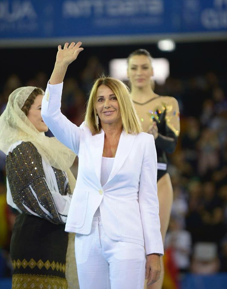 NADIA COMANECI - Página 2 DiiW7oIXsAAbRbd