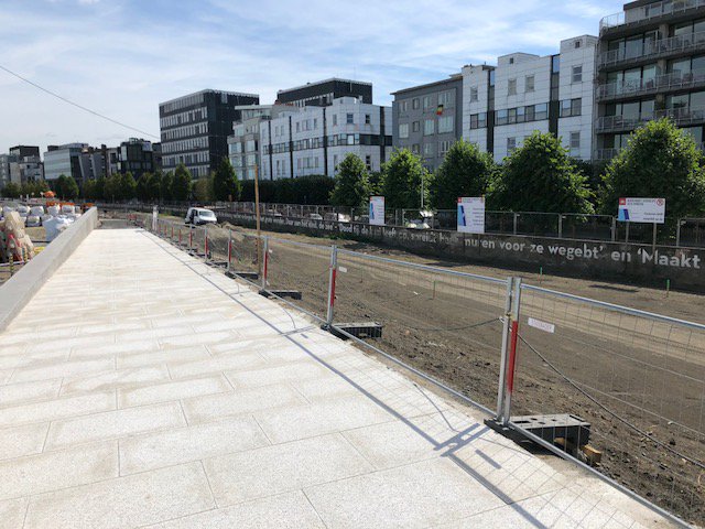 Aan De Gerlachekaai in #Antwerpen breken we binnenkort een stuk van de waterkeringsmuur af. Het fietspad zal uit veiligheidsredenen niet toegankelijk zijn. Fietsers mogen tijdelijk in primeur over een deel van de nieuwe dijk rijden! bit.ly/2NuwhMI #Scheldekaaien