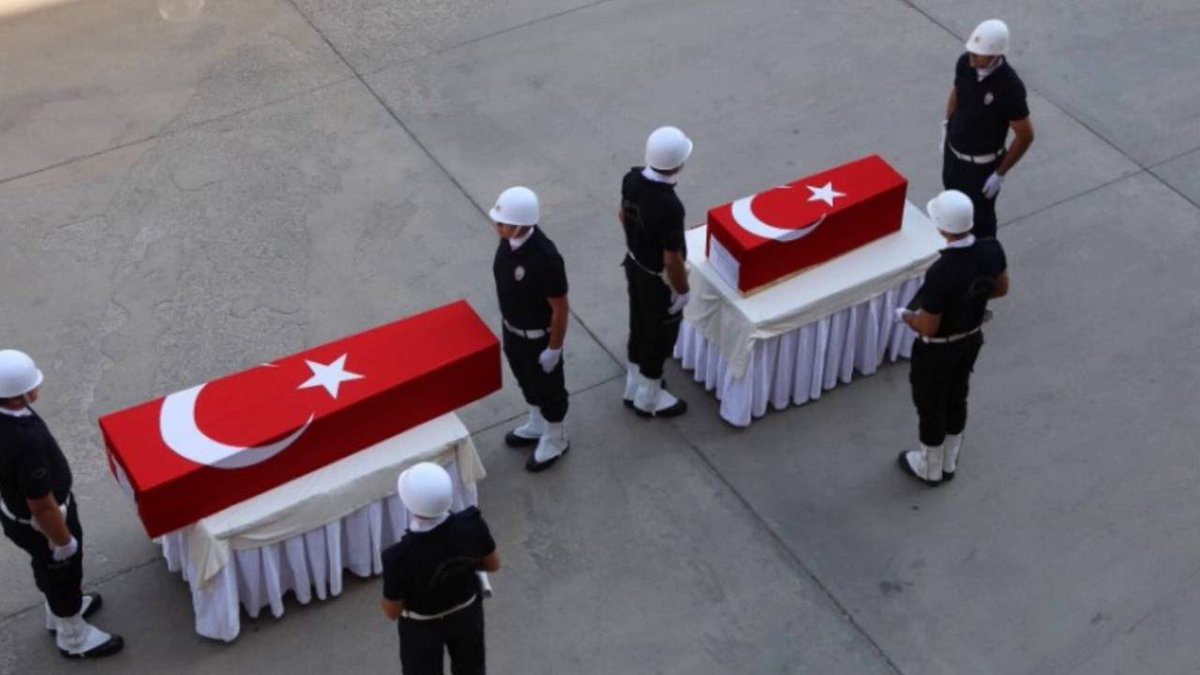 Aklıma düştün çocuk. 5 yaşındaydın. İki yıl önce Diyarbakır'da polis babanla birlikte şehit etmişti seni kansızlar. Annen; "yavrum korkar, babasıyla aynı mezara gömün" demişti. Unutursak kalbimiz kurusun!!! #HüseyinUtkuGülbaharıunutma