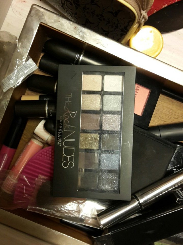 sanchitabhartiy's tweet photo. @MaybellineIndia The pride of my vanity..The Rock Nudes!!
#FridayNightFavorite https://t.co/A2w6SIb2AQ