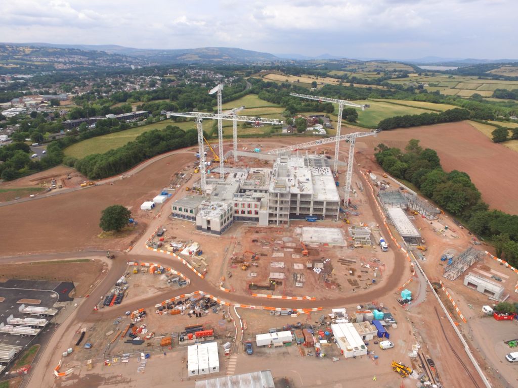 Fantastic progress being made on new £350m Grange University Hospital <a href="/GleedsGlobal/">Gleeds</a> <a href="/AneurinBevanUHB/">Aneurin Bevan University Health Board</a> @VixTrix2000 @DavidMPitman <a href="/_SamShooter/">Sam Shooter</a> <a href="/Laing_ORourke/">Laing O'Rourke</a> 5 out of 6 Tower Cranes erected &amp; all floor levels are in - concrete frame ahead of programme #healthcare #projectmanagement