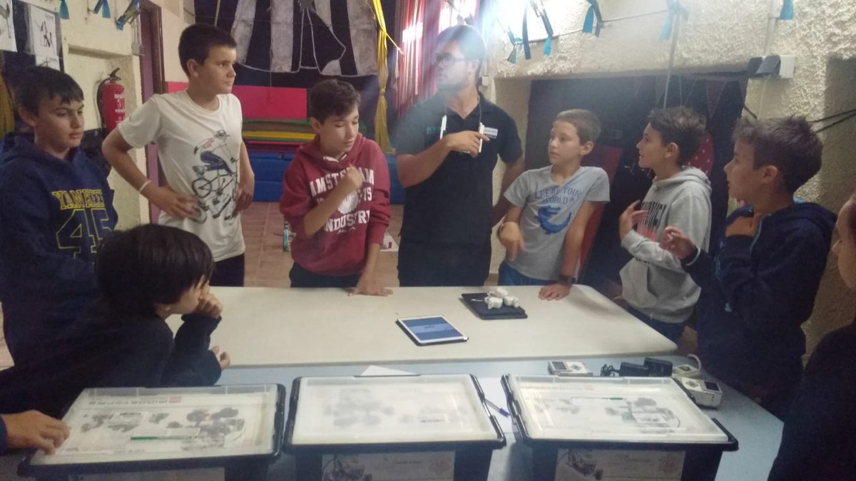 eixestels's tweet photo. Pel forat del pany! Mireu com són les SUPER COLÒNIES - #coloniestiu de Robòtica i enginy que estem fent ara mateix a #LaLlobeta amb @LEGO_ROBOTIX - Unes colònies per divertir-se i per aprendre a fer, a ser, a viure i a conviure ! @eixestels mime als qui més estimes! https://t.co/vyjxechPJ3