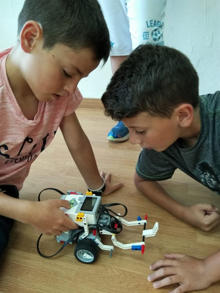 eixestels's tweet photo. Pel forat del pany! Mireu com són les SUPER COLÒNIES - #coloniestiu de Robòtica i enginy que estem fent ara mateix a #LaLlobeta amb @LEGO_ROBOTIX - Unes colònies per divertir-se i per aprendre a fer, a ser, a viure i a conviure ! @eixestels mime als qui més estimes! https://t.co/vyjxechPJ3